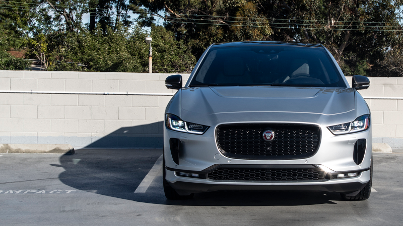 Illustration for article titled The Electric 2019 Jaguar I-Pace Feels Just the Right Amount of Futuristic